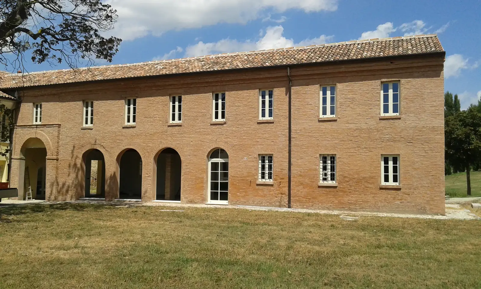 Serramenti in legno per il restauro di un casale, realizzati da Jenius