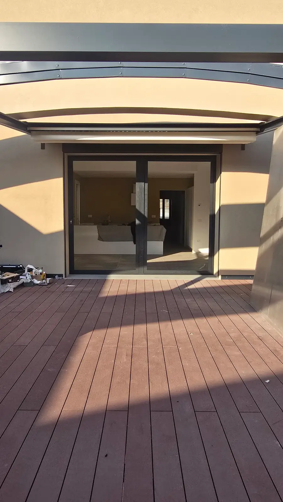 Tenda a pergola retrattile su terrazza