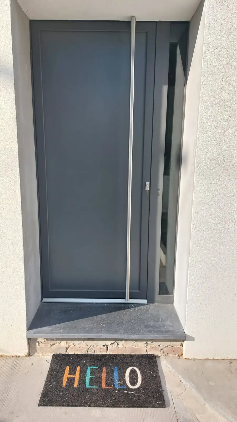 Porta blindata moderna antracite, dettaglio maniglione