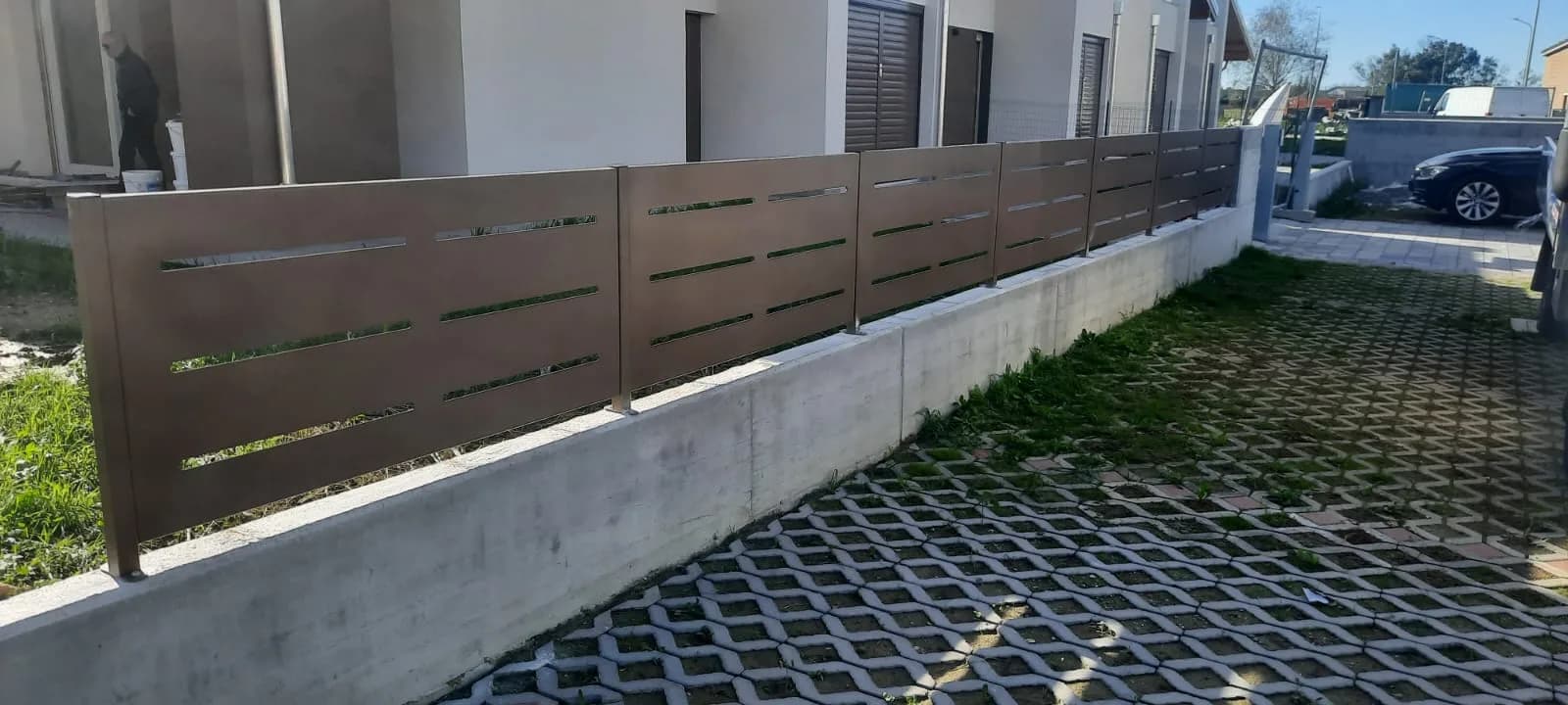 Recinzione modulare in alluminio con doghe effetto bronzo