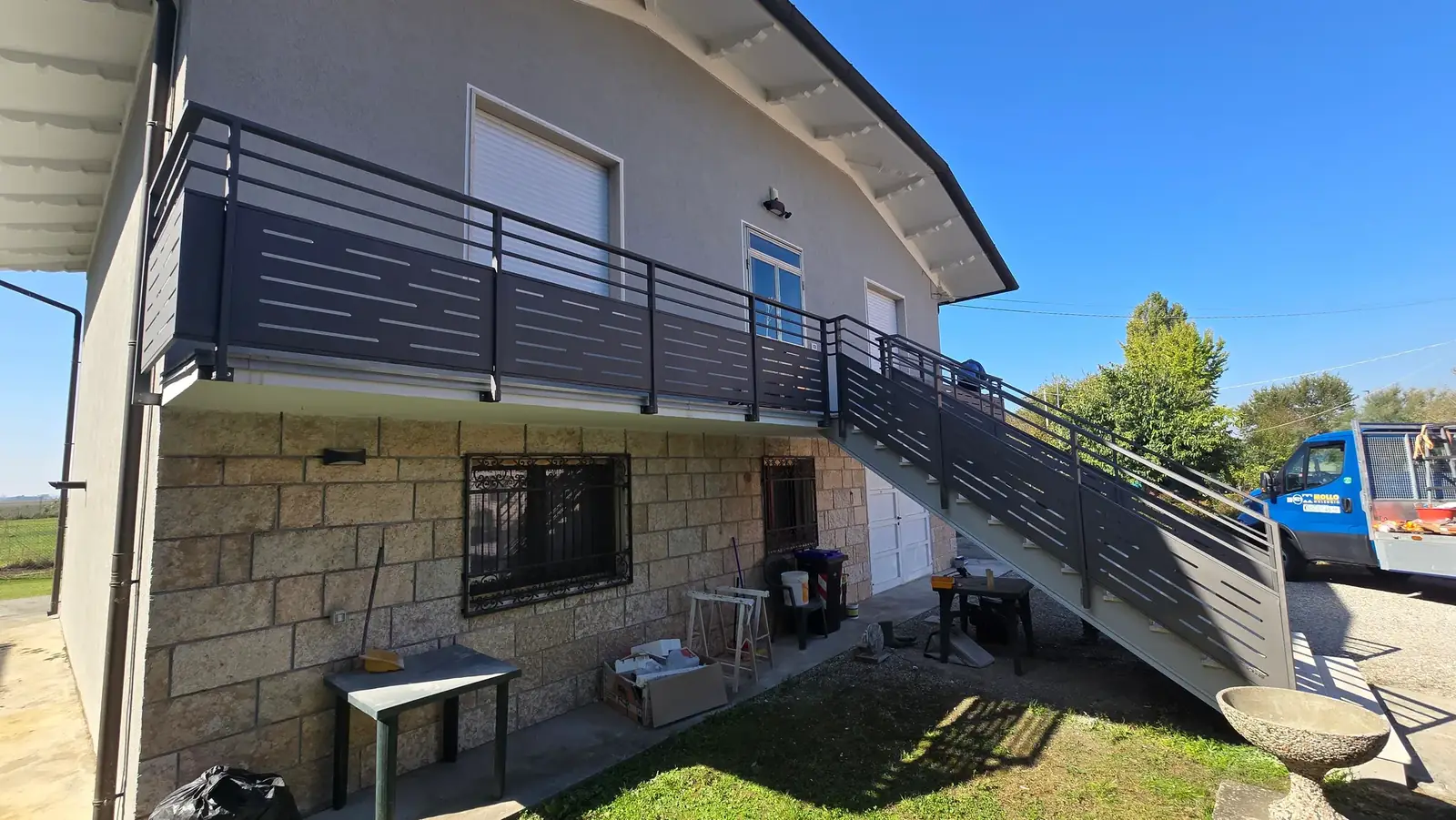 Scala esterna con ringhiera in alluminio realizzata da Jenius